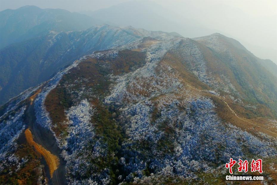 山肌一面に広がる幻想的な樹氷　江西省石城県八卦脳景勝區(qū)