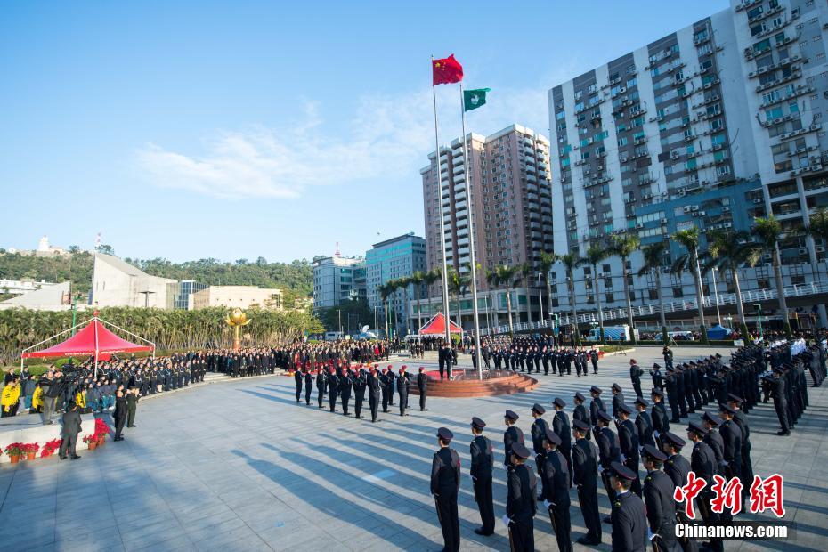 澳門祖國復(fù)帰と人民解放軍進(jìn)駐18周年を祝う國旗掲揚(yáng)式