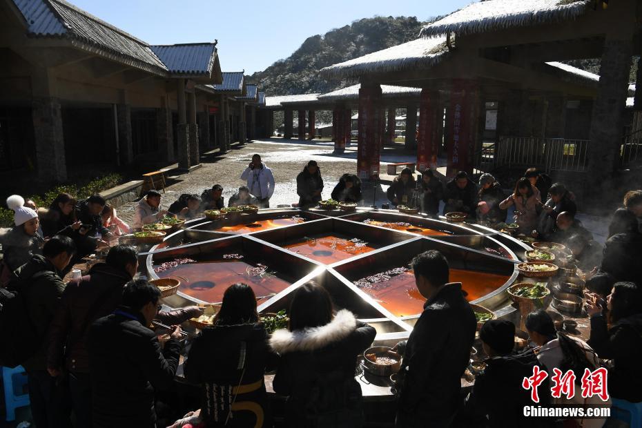 雪山で冷たさと熱さを両方楽しめる激辛「巨大火鍋」登場(chǎng)　重慶市