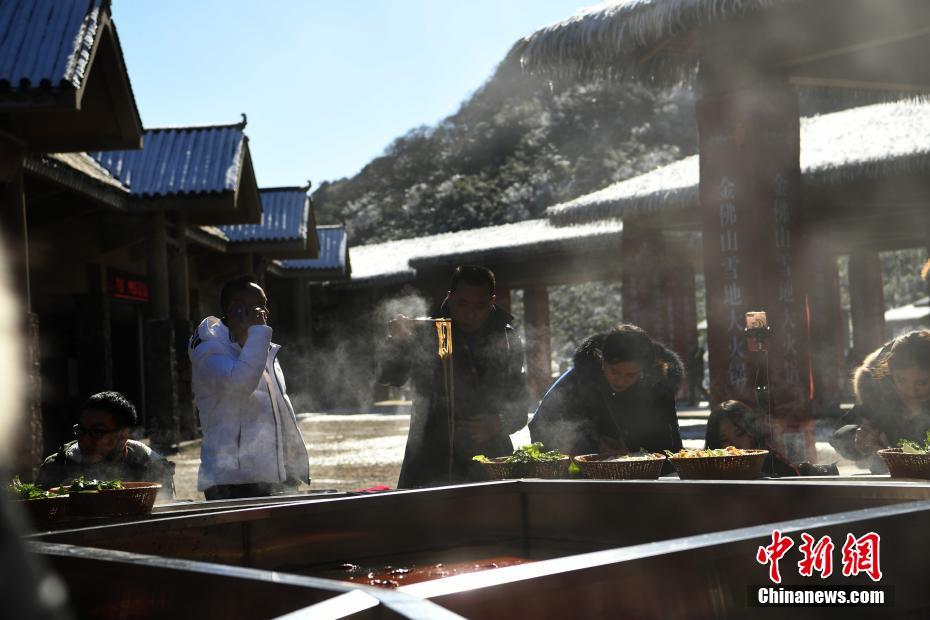 雪山で冷たさと熱さを両方楽しめる激辛「巨大火鍋」登場(chǎng)　重慶市