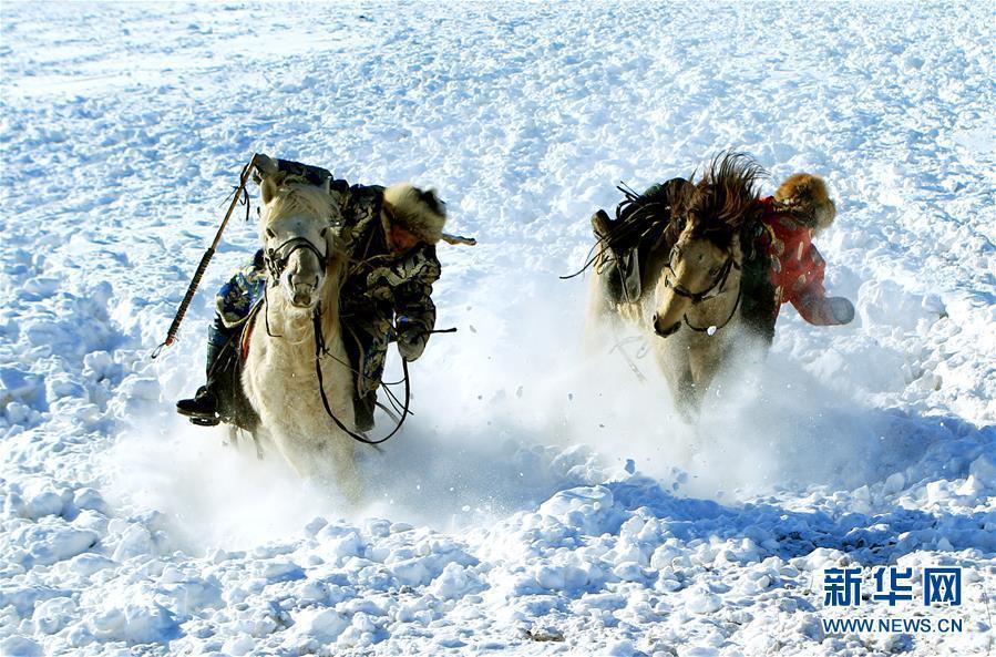 雪原で馬馴らしをする牧畜民　 冬季観光シーズンの內(nèi)蒙古