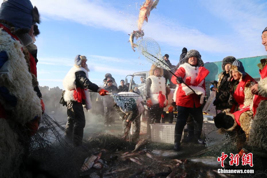 漁獲量はなんと4萬キロ！冬の魚捕りイベント　黒竜江五大連池景勝地