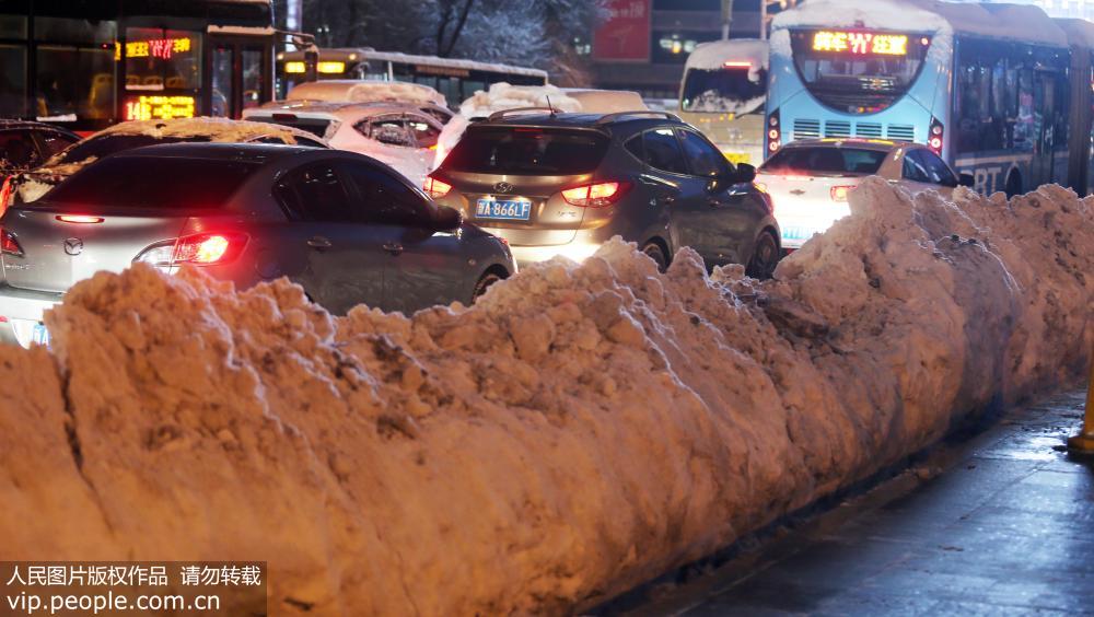 ウルムチ市で今冬最大の雪　気象庁が黃色警報(bào)発令　新疆