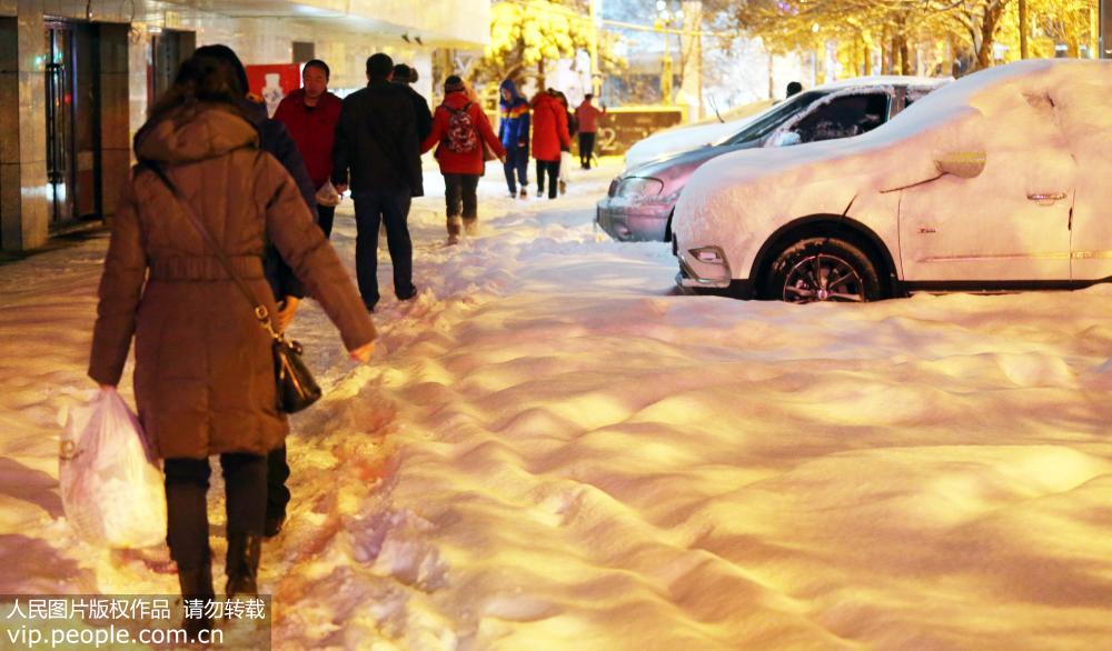 ウルムチ市で今冬最大の雪　気象庁が黃色警報(bào)発令　新疆