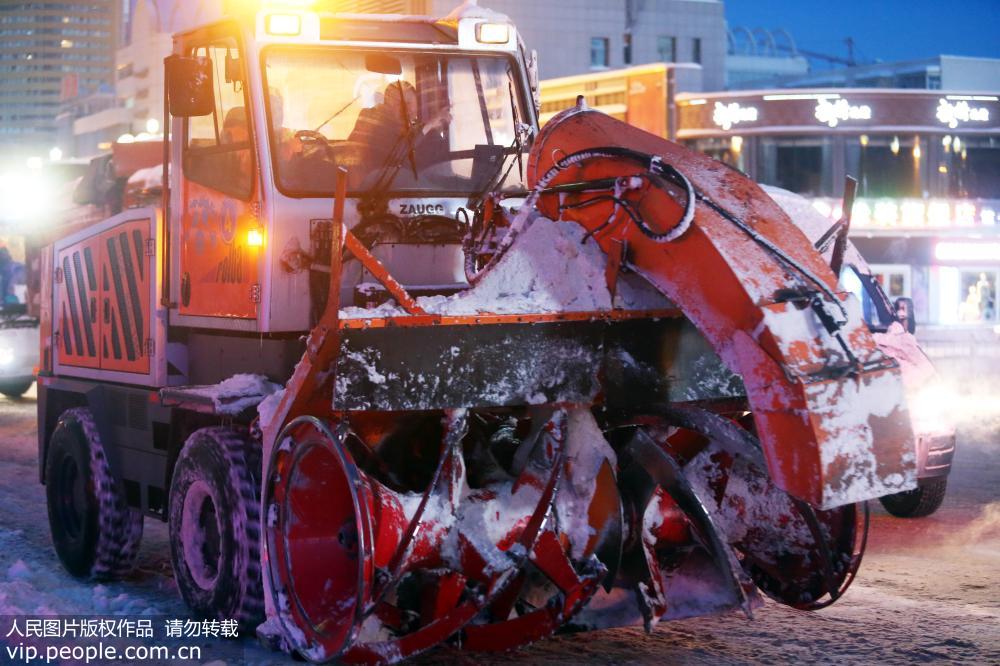 ウルムチ市で今冬最大の雪　気象庁が黃色警報(bào)発令　新疆