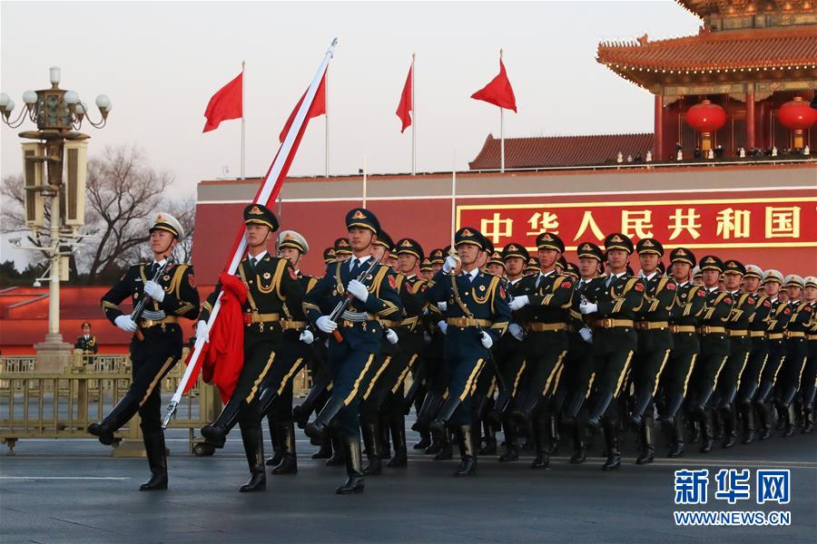 天安門(mén)で解放軍による初の國(guó)旗掲揚(yáng)式