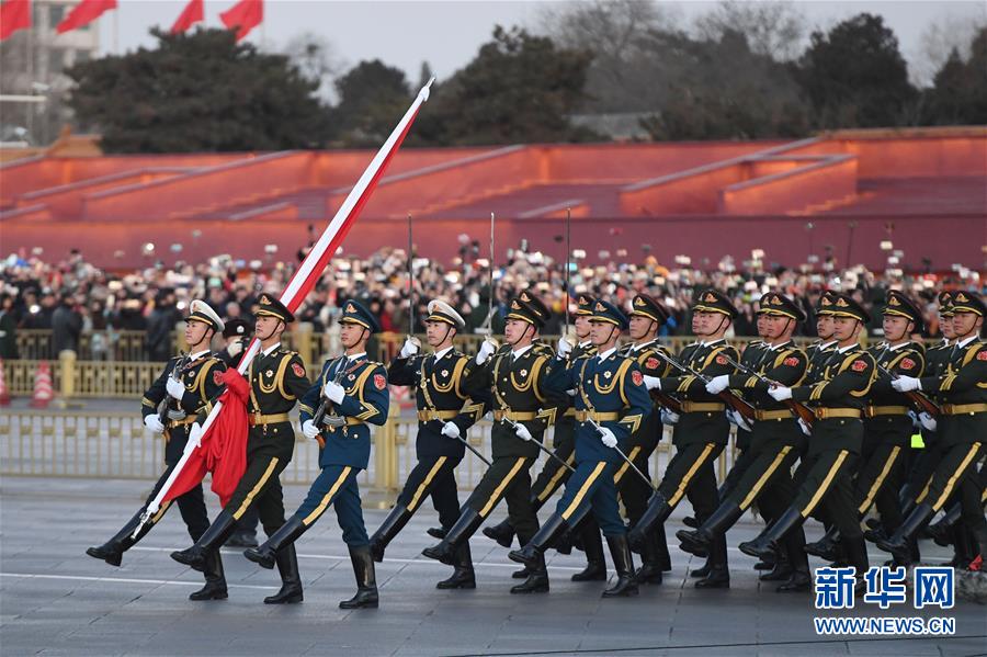 天安門で解放軍による初の國旗掲揚(yáng)式