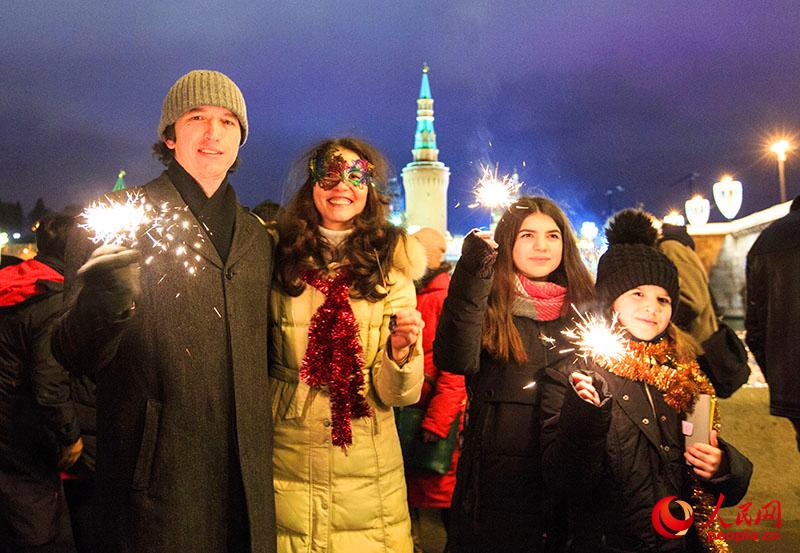 夜空を彩る花火　新年迎えたモスクワのクレムリン