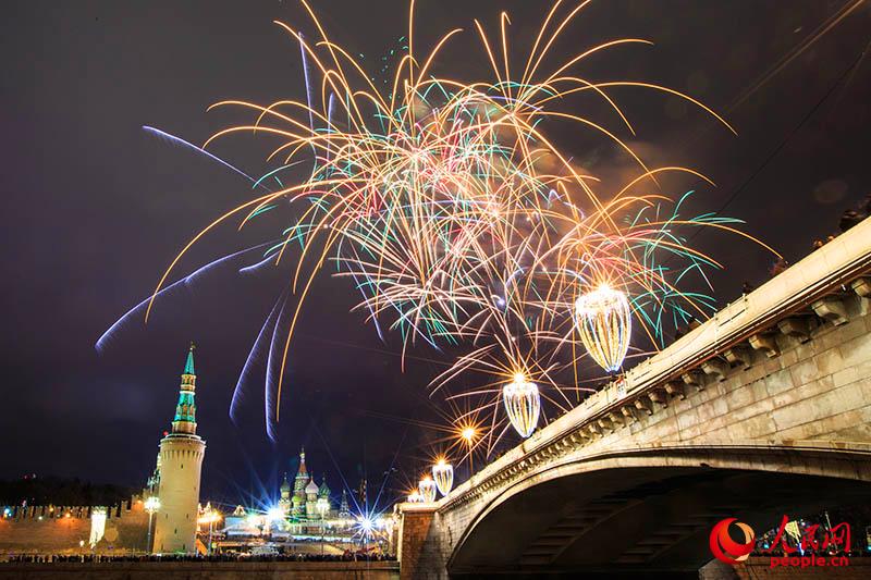 夜空を彩る花火　新年迎えたモスクワのクレムリン