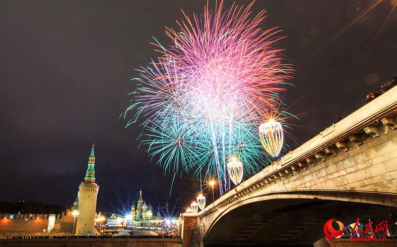 夜空を彩る花火　新年迎えたモスクワのクレムリン