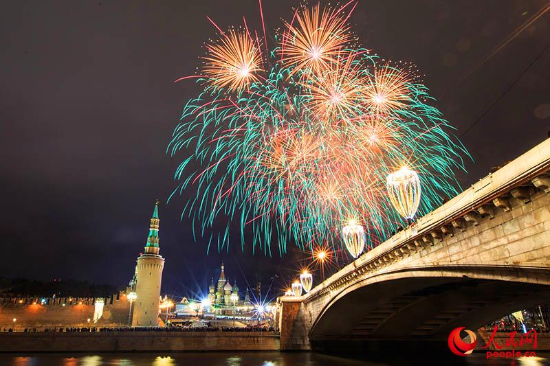 夜空を彩る花火　新年迎えたモスクワのクレムリン