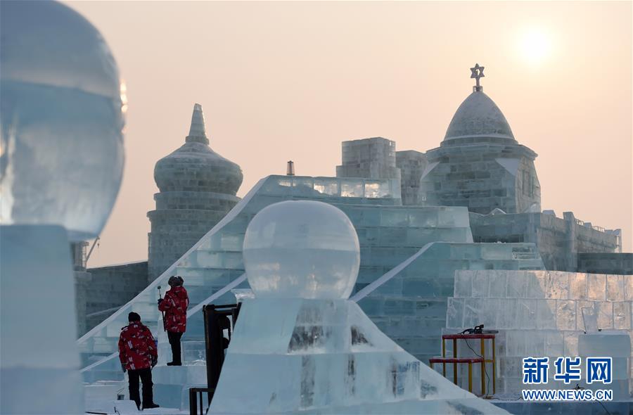 ハルビン國際氷雪彫刻コンテストで技を競い合う職人たち　黒竜江省