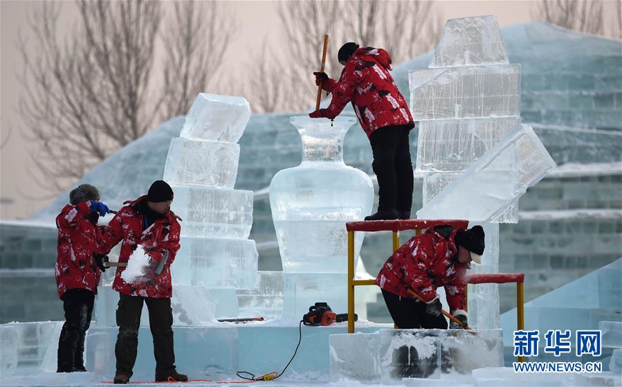 ハルビン國際氷雪彫刻コンテストで技を競い合う職人たち　黒竜江省