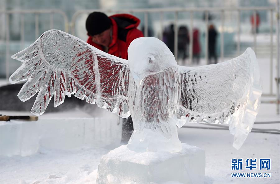 ハルビン國際氷雪彫刻コンテストで技を競い合う職人たち　黒竜江省