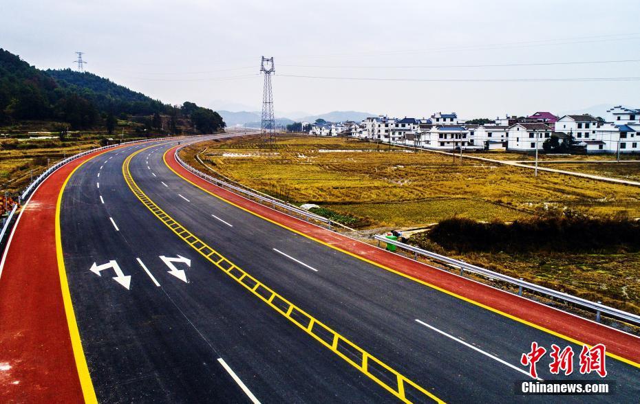 美しい村々を貫く色鮮やかなカラー舗裝の道路　江西省