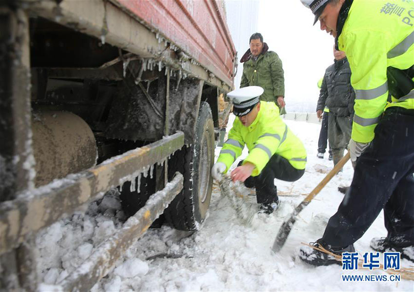 中國(guó)中東部の広い範(fàn)囲で降雪　除雪作業(yè)や安全作業(yè)に勵(lì)む人々