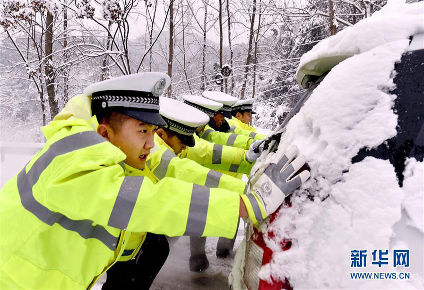 中國(guó)中東部の広い範(fàn)囲で降雪　除雪作業(yè)や安全作業(yè)に勵(lì)む人々