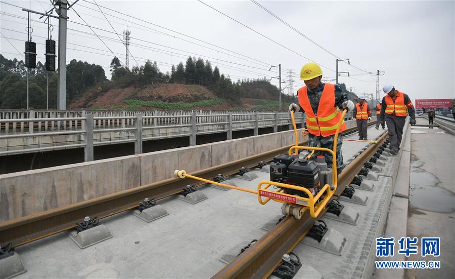 成貴高速鉄道の楽山-貴陽(yáng)區(qū)間で軌道敷設(shè)工事スタート