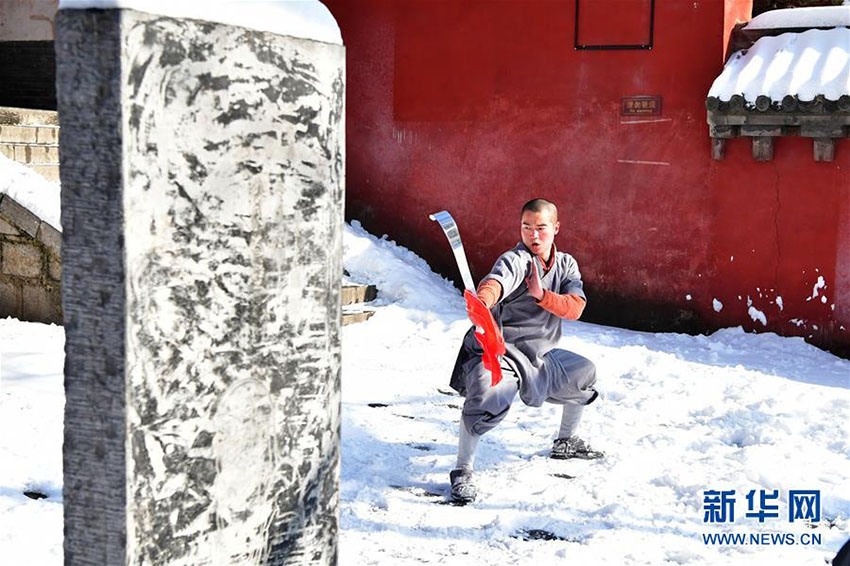 少林寺の武僧たち、雪の中で妙技披露　河南省