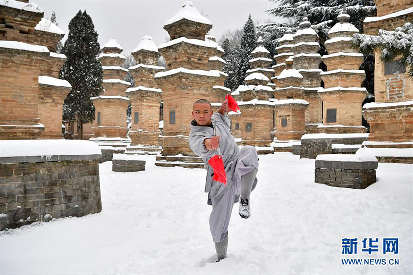 少林寺の武僧たち、雪の中で妙技披露　河南省