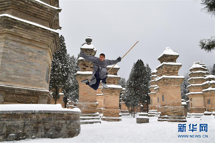 少林寺の武僧たち、雪の中で妙技披露　河南省