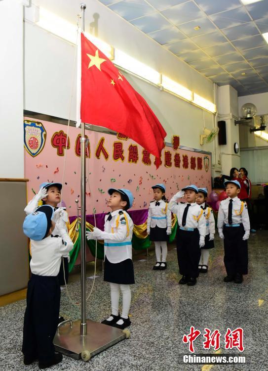 解放軍駐香港部隊、香港地區(qū)の子供たちと交流イベントを開く