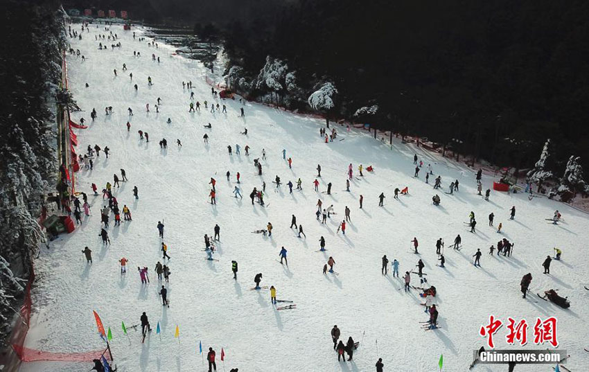 多くの人がウインタースポーツを堪能　中國南方で最も美しい盧山スキー場