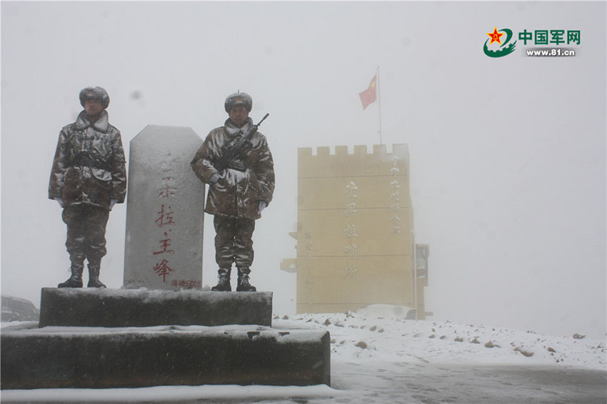 吹雪の中も寒さに屈することなく國(guó)境警備に勵(lì)む中國(guó)の軍人たち