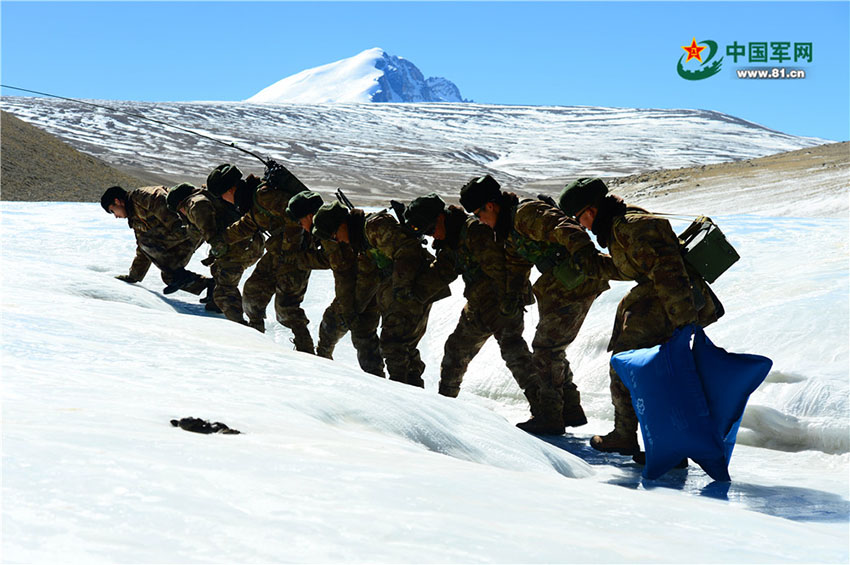 吹雪の中も寒さに屈することなく國(guó)境警備に勵(lì)む中國(guó)の軍人たち