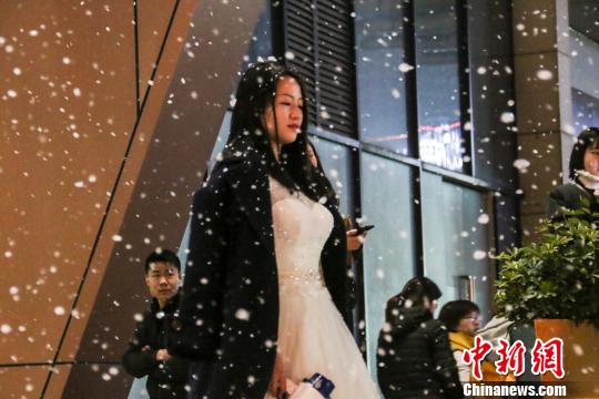 長(zhǎng)沙市の女性が人工雪降る中、勇気を出して逆プロポーズ