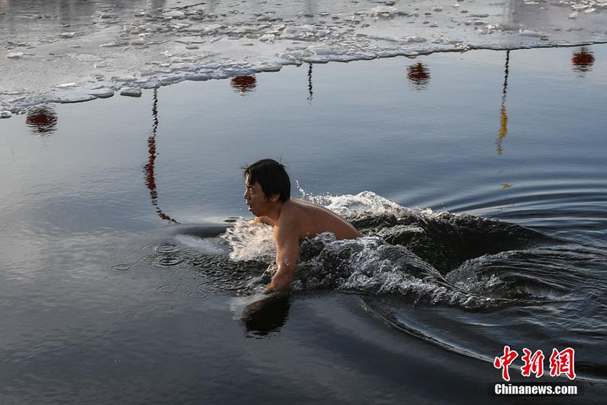 厳しい寒さ続く北京市　寒さをものともせず寒中水泳する人も