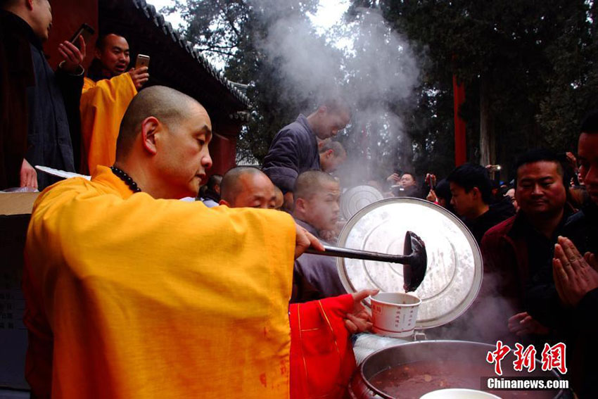 河南省少林寺で「臘八節(jié)」の法會(huì)、人々に臘八粥を無(wú)料配布