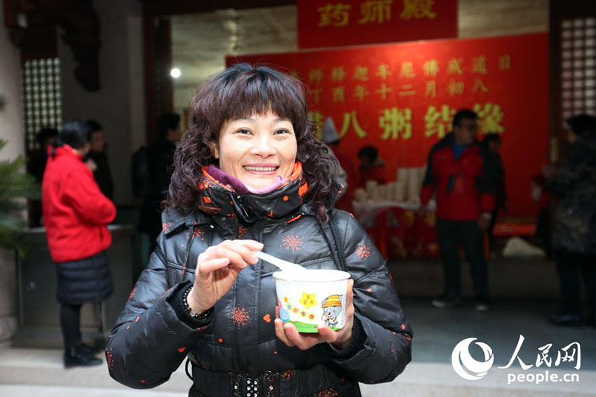 上海市靜安寺で臘八粥を無(wú)料配布　長(zhǎng)蛇の列を作るほどの人気ぶり