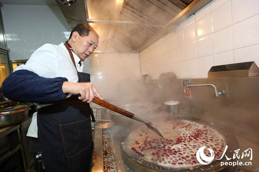 上海市靜安寺で臘八粥を無(wú)料配布　長(zhǎng)蛇の列を作るほどの人気ぶり