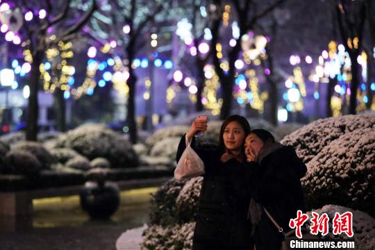 上海で今年初の降雪　市內(nèi)は北國(guó)のような雪景色に