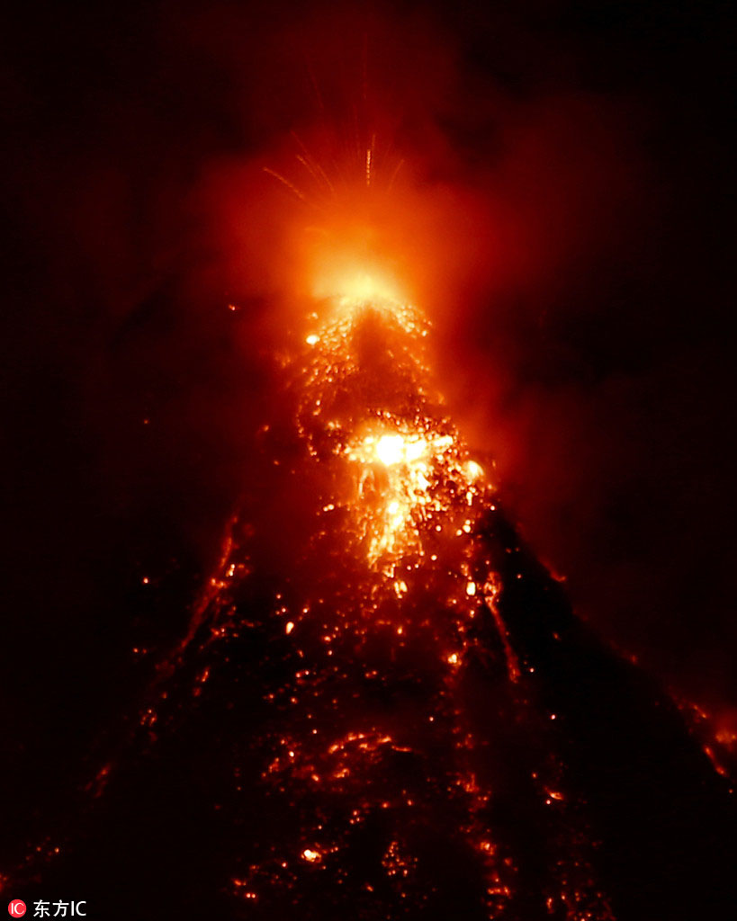 真っ赤なマグマで覆われたフィリピンのマヨン火山　噴火活動は依然継続