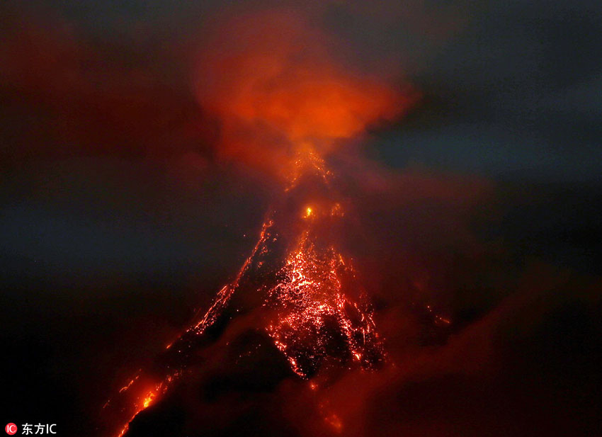 真っ赤なマグマで覆われたフィリピンのマヨン火山　噴火活動(dòng)は依然継続