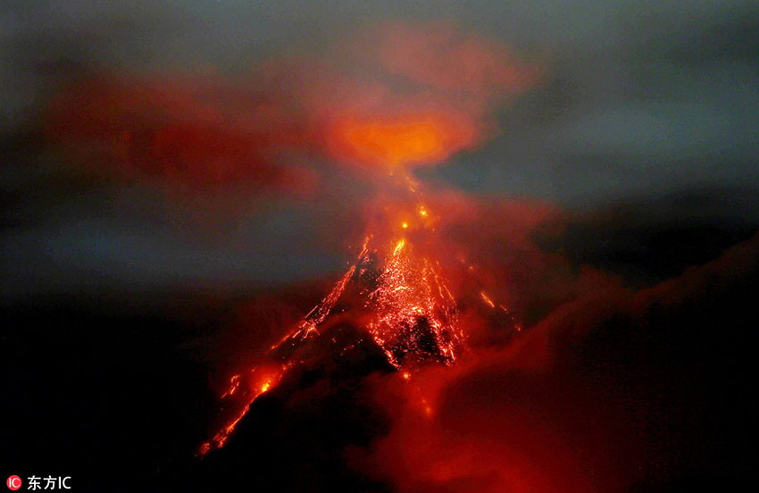 真っ赤なマグマで覆われたフィリピンのマヨン火山　噴火活動(dòng)は依然継続