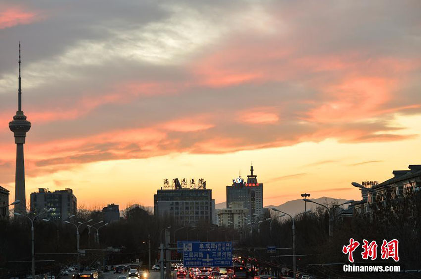 北京の空に現(xiàn)れた鮮やかな夕焼け雲(yún)