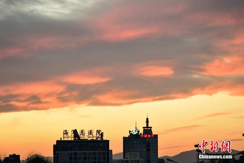 北京の空に現(xiàn)れた鮮やかな夕焼け雲