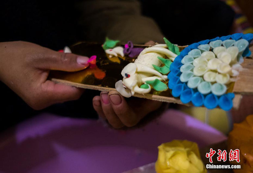 もうすぐチベット暦の新年　伝統(tǒng)工蕓の酥油花が市場に並ぶ