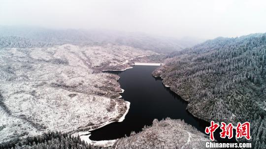 四川の古藺県の山が雪化粧　絵に描いたような絶景広がる