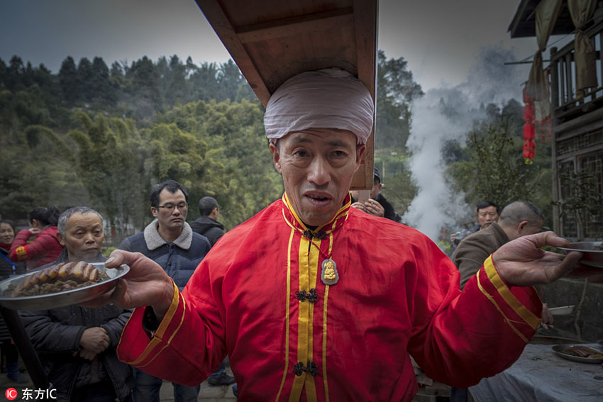 重慶市の中山古鎮(zhèn)で「千米長(zhǎng)宴」開(kāi)催