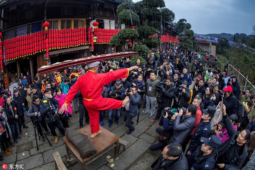 重慶市の中山古鎮(zhèn)で「千米長宴」開催