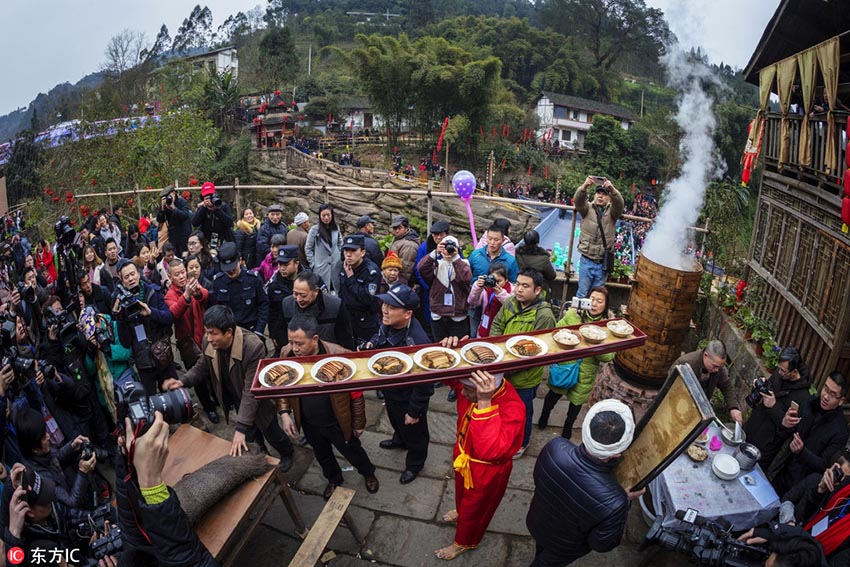 重慶市の中山古鎮(zhèn)で「千米長宴」開催