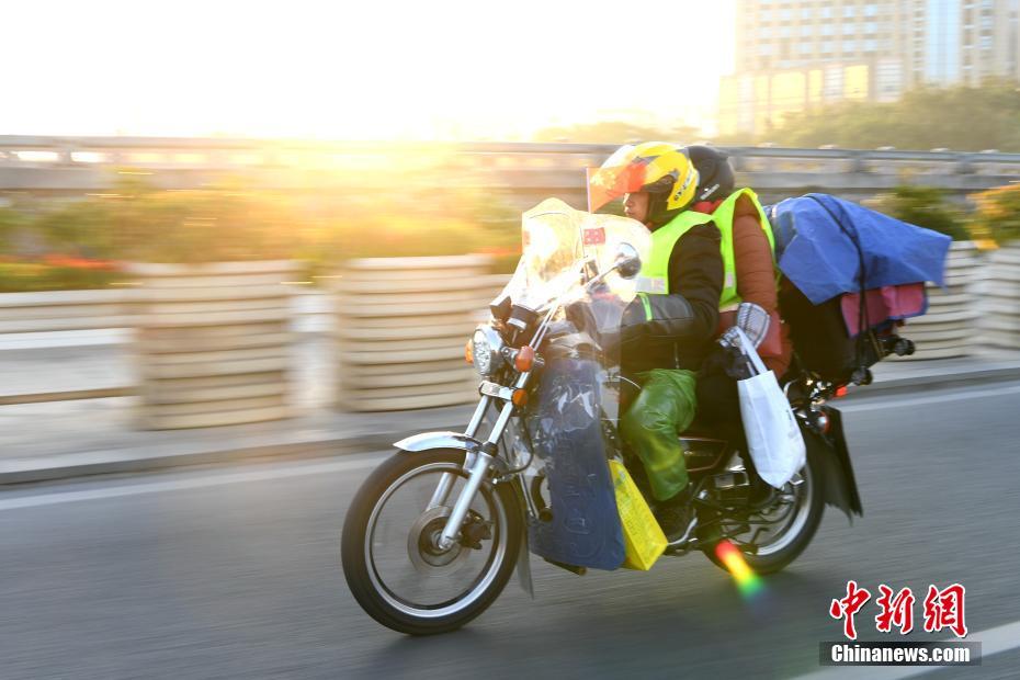 春節(jié)が迫り、バイク帰省する人々が一斉に出発　福建省