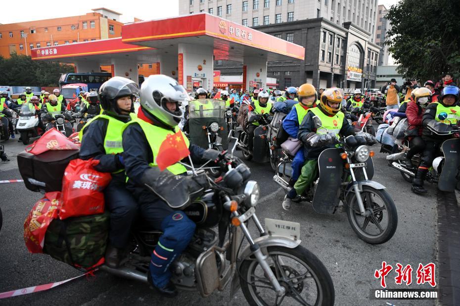 春節(jié)が迫り、バイク帰省する人々が一斉に出発　福建省