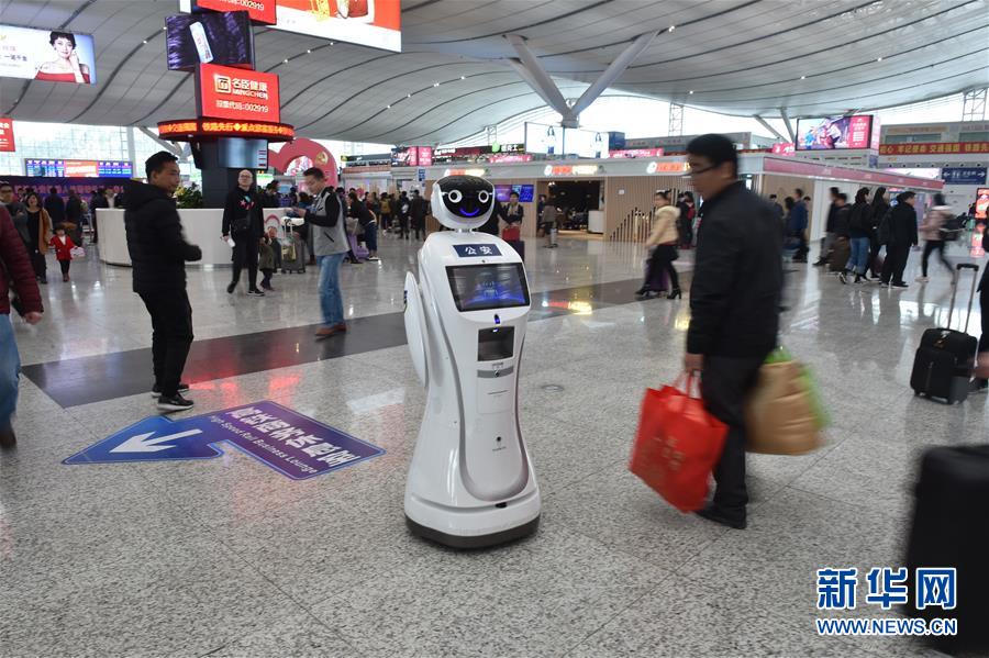 警官ロボットが深セン北駅に登場(chǎng)　広東省