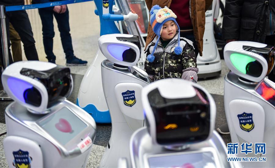 警官ロボットが深セン北駅に登場　広東省