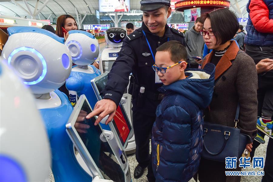 警官ロボットが深セン北駅に登場(chǎng)　広東省